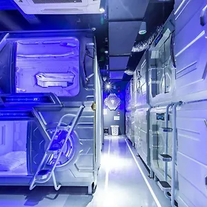 Met A Space Pod At Arab Street Hotel Cápsula Singapura